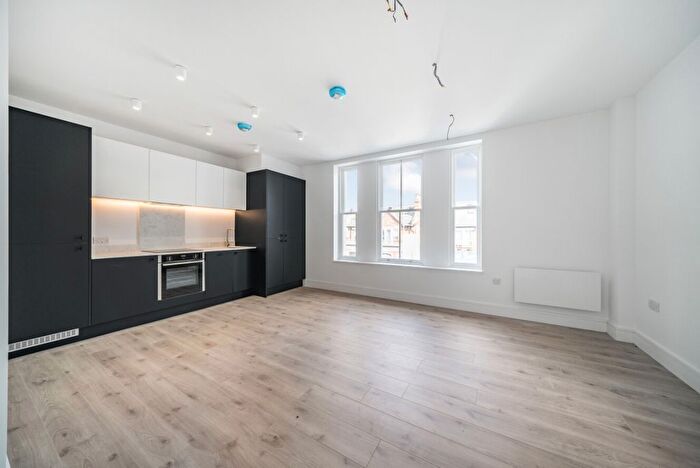 2 Bedroom Flat To Rent In Mitcham Lane, London, SW16