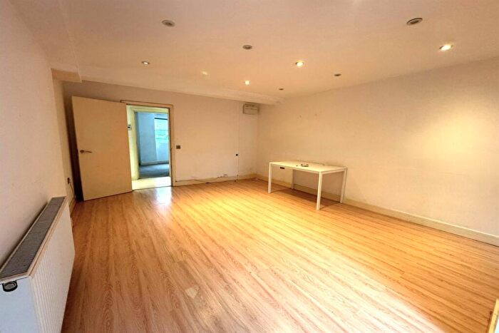 2 Bedroom Apartment To Rent In Mountgrove Road, N5