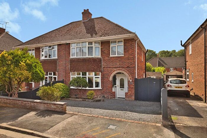 3 Bedroom Semi-Detached House For Sale In Westbourne Grove, Yeovil, BA20