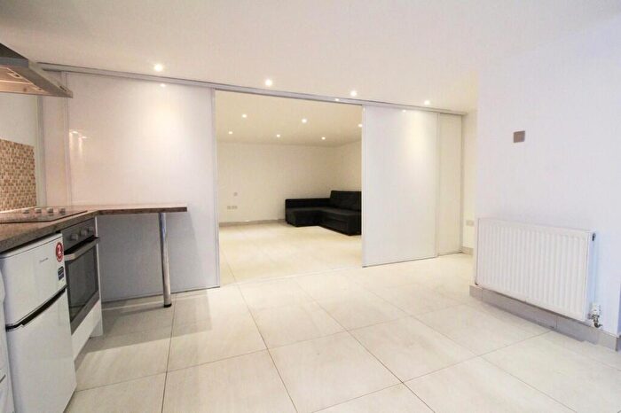 Apartment To Rent In Golders Green Road, London, NW11