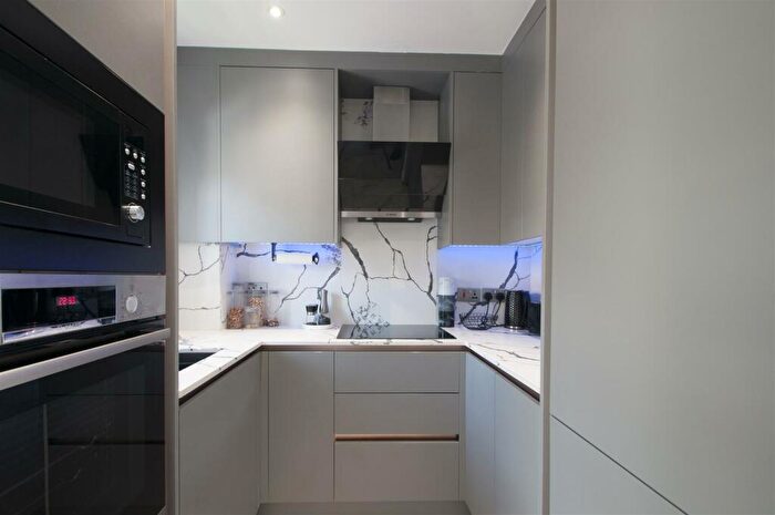 2 Bedroom Apartment For Sale In Sovereign Heights, Langley, SL3