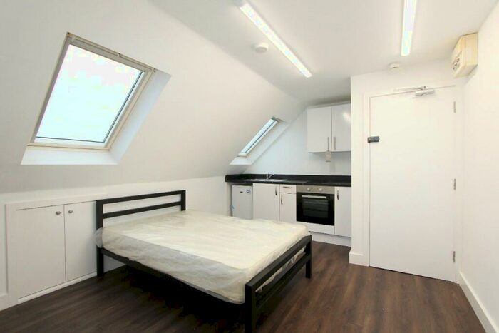 Studio To Rent In Woodville Gardens, London, NW11