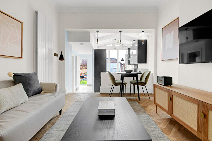 2 Bedroom Apartment To Rent In Fulham Road, London, , Uk, SW10