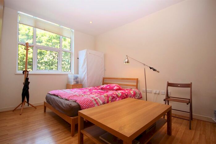 Studio To Rent In Bromyard House, Acton, W3