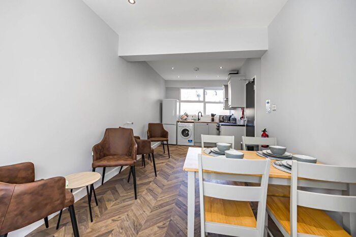 4 Bedroom Maisonette To Rent In Churchill Gardens, London, SW1V