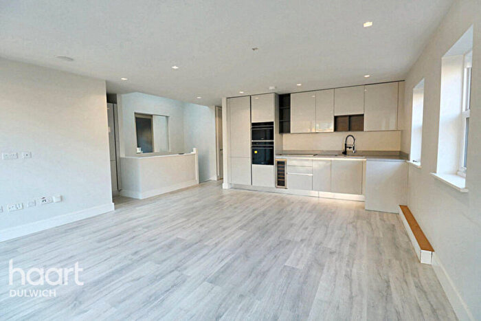 3 Bedroom Maisonette For Sale In Lordship Lane, London, SE22