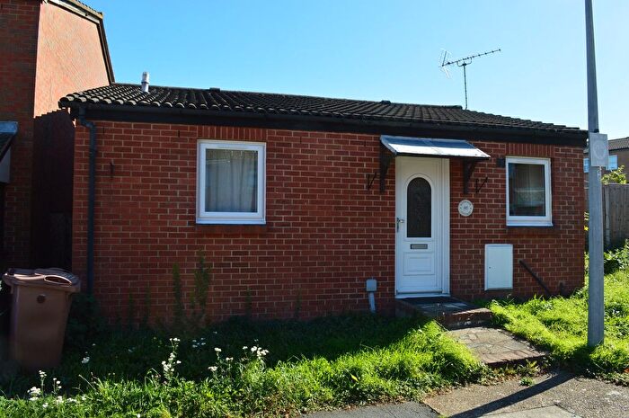 2 Bedroom Bungalow To Rent In Water Lane, Purfleet, RM19