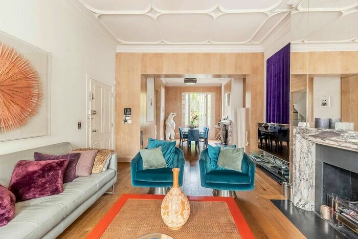 2 Bedroom Flat To Rent In Oakley Street, Chelsea, London, SW3