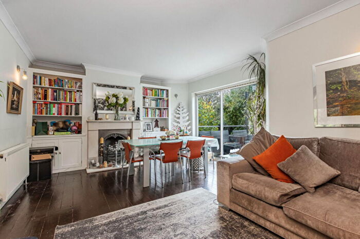 3 Bedroom Semi Detached House For Sale In Ridgeview Road, Whetstone, N20