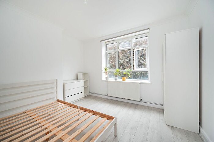 3 Bedroom Flat To Rent In Homerton Road, Clapton, London, E9