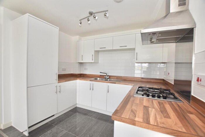 2 Bedroom Flat To Rent In Victory Park Road, Addlestone, United Kingdom, KT15