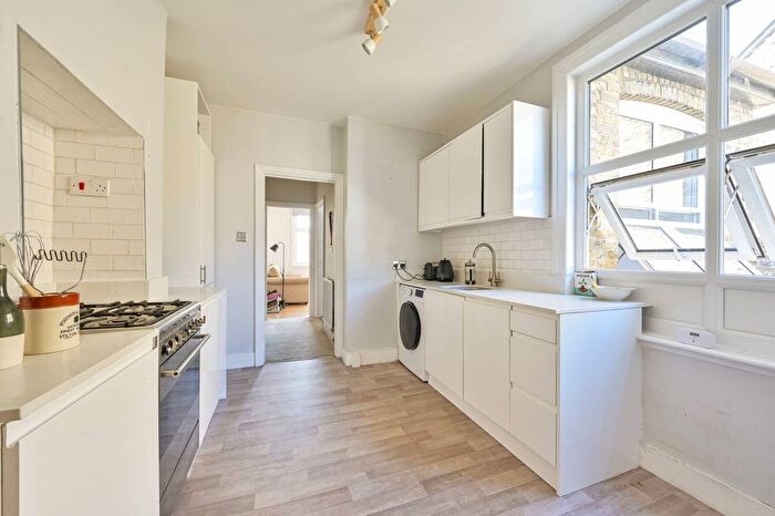 2 Bedroom Flat To Rent In North Worple Way, Barnes, London, SW14