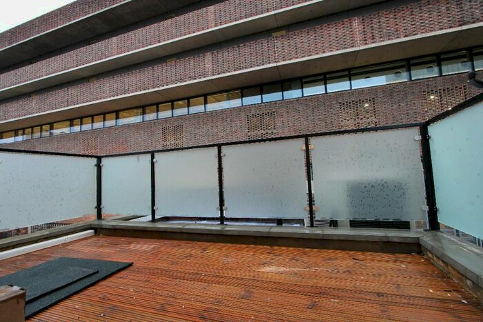 3 Bedroom Flat To Rent In Parkgate Road, London, SW11