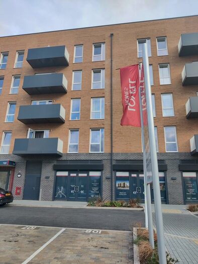 2 Bedroom Apartment To Rent In Crest House, South Hatfield, AL10