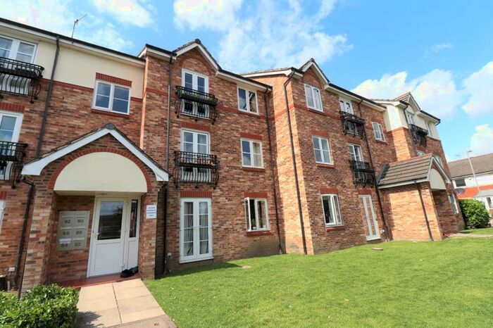 2 Bedroom Apartment To Rent In Swinnow Close, Leeds West Yorkshire, LS13
