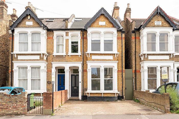 3 Bedroom Maisonette For Sale In Melville Road, Walthamstow, E17