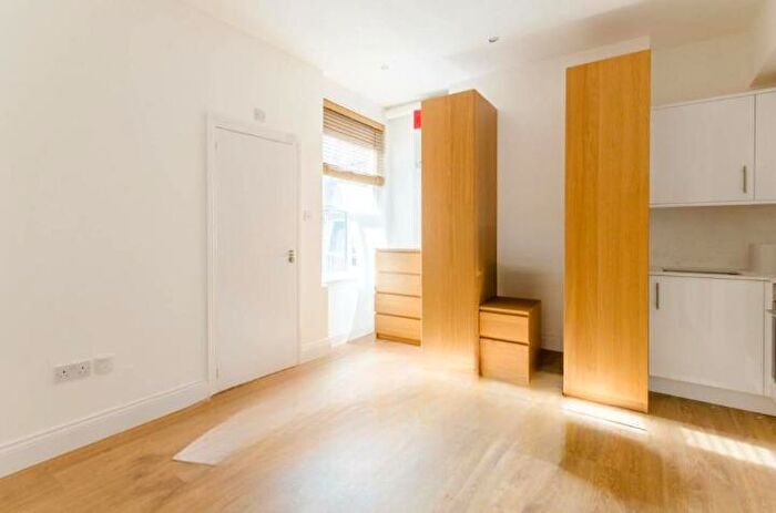 Apartment To Rent In Ballards Lane, Finchley, London, N3