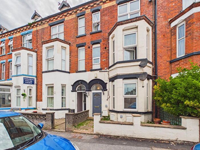 2 Bedroom Property To Rent In Bed First Floor Flat, South Street, Bridlington, YO15