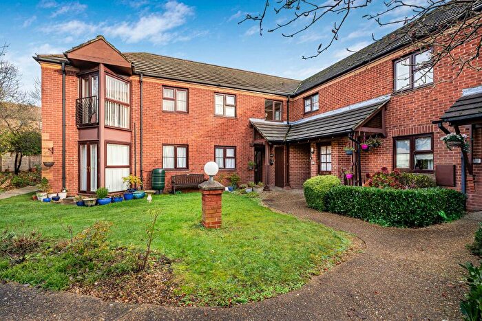 2 Bedroom Flat For Sale In Roseacre Gardens, Welwyn Garden City, AL7