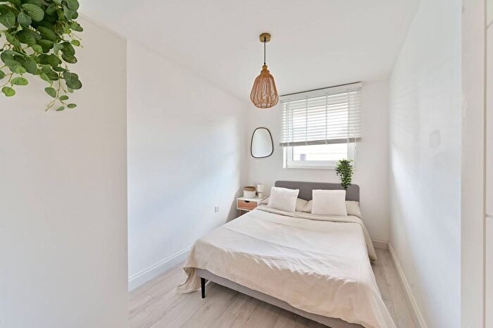 1 Bedroom Flat To Rent In Smugglers Way, Wandsworth, London, SW18