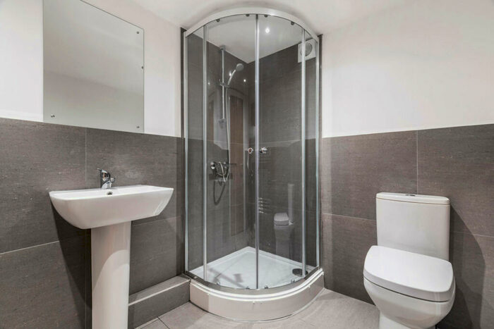 6 Bedroom House To Rent In Blenheim Square, Leeds, LS2
