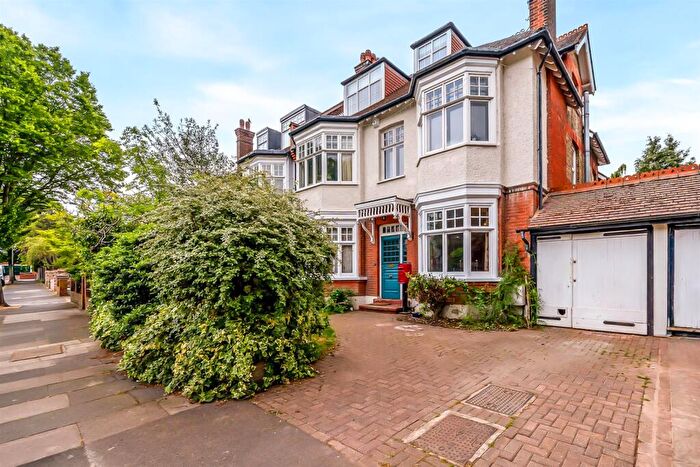6 Bedroom Semi-Detached House For Sale In Kings Avenue, Bromley, BR1