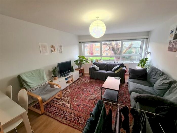 2 Bedroom Maisonette To Rent In Hertford Court, High Road, East Finchley N2