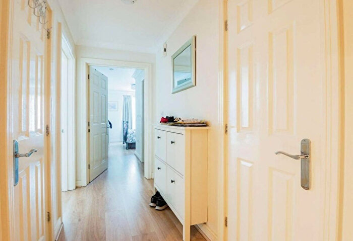 1 Bedroom Flat For Sale In Leatherhead, KT22