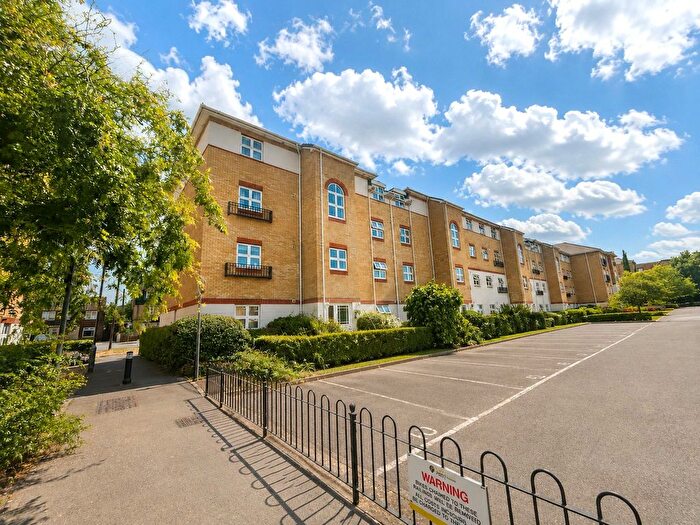 2 Bedroom Flat For Sale In Ogden Park, Bracknell, Berkshire, RG12