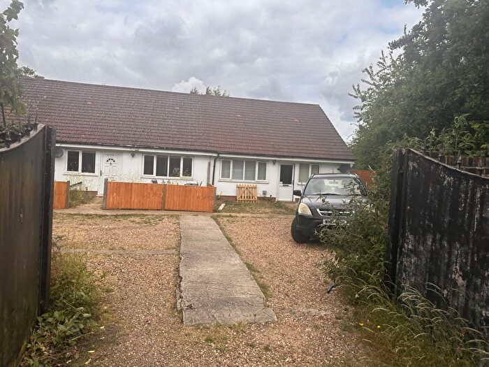 2 Bedroom Bungalow To Rent In Hanworth Road, Hounslow, TW4