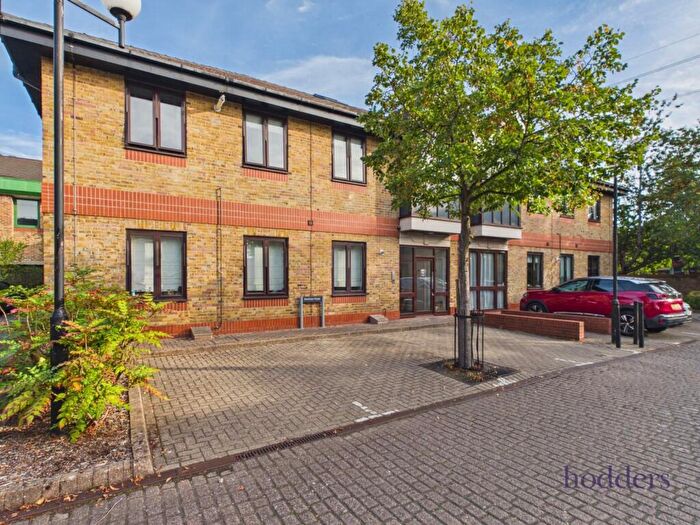 1 Bedroom Apartment For Sale In Chertsey, Surrey, KT16