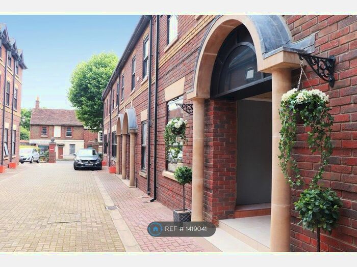 2 Bedroom Flat To Rent In Mount Mews, Hampton, TW12