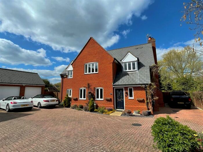 4 Bedroom Detached House For Sale In Lewenscroft, Astwood, Newport Pagnell, Buckinghamshire, MK16