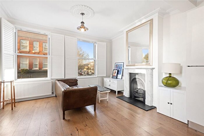 2 Bedroom Flat To Rent In Battersea Park Road, SW11