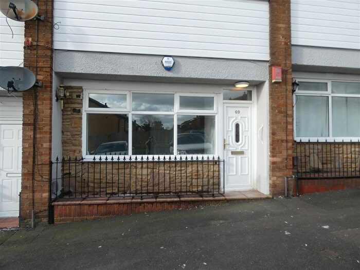 1 Bedroom Flat To Rent In Ashfield Crescent, Springhead, Oldham, OL4