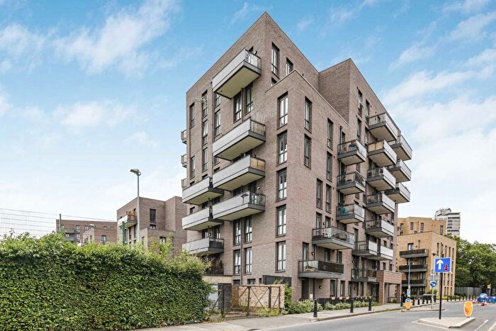 3 Bedroom Flat To Rent In Bow Common Lane, London, E3