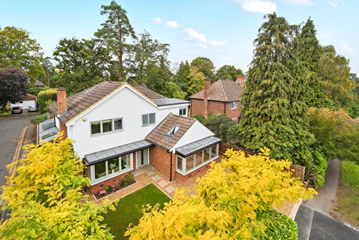 4 Bedroom Detached House For Sale In Woodland Grove, Weybridge, KT13