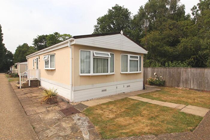 2 Bedroom Mobile Home For Sale In Barnet Road, Barnet, EN5