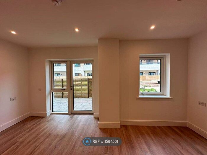 1 Bedroom Flat To Rent In Riviera House, Twickenham, TW2
