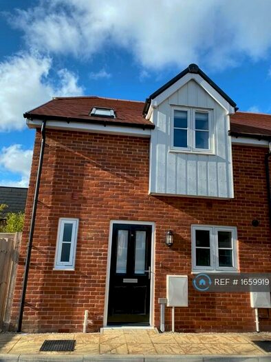 3 Bedroom Semi-Detached House To Rent In Warwick Avenue, Bedford, MK40