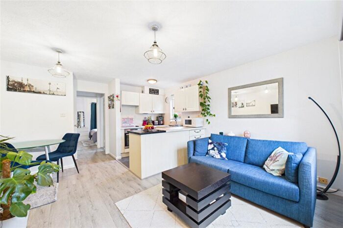 1 Bedroom Maisonette For Sale In Manor Fields, Horsham, West Sussex, RH13