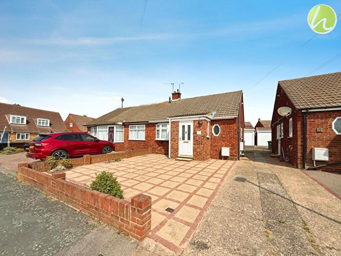 2 Bedroom Semi-Detached House For Sale In The Glen, Stanford-Le-Hope, SS17