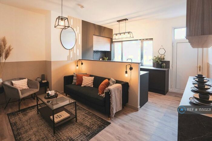 6 Bedroom Semi-Detached House To Rent In Headingley Avenue, Leeds, LS6