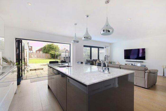 4 Bedroom Detached Bungalow To Rent In The Grove, Walton-On-Thames, KT12