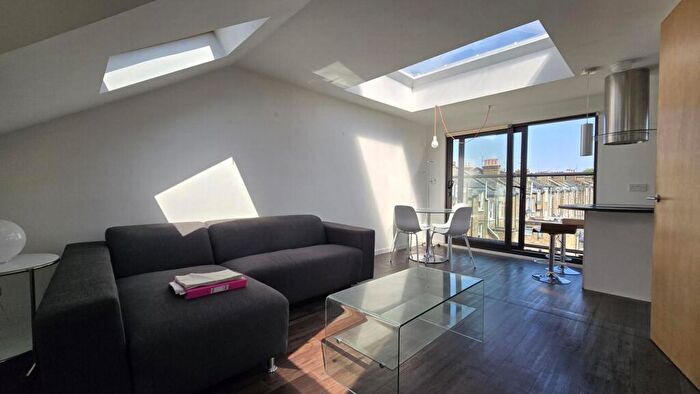 3 Bedroom Flat To Rent In Hemstal Road, West Hampstead, NW6