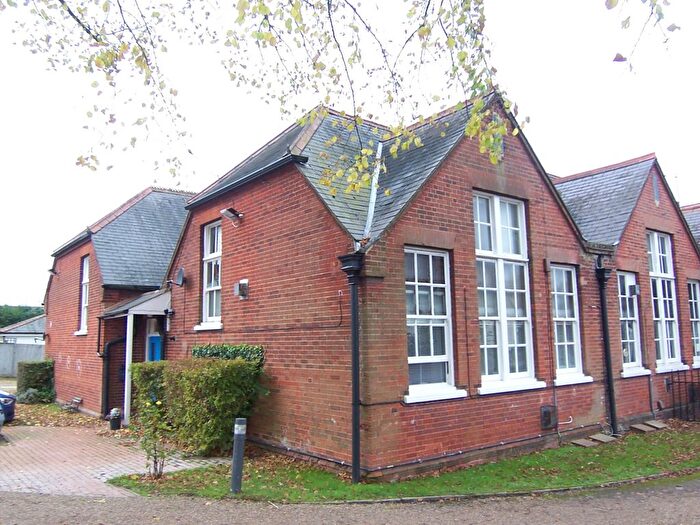 1 Bedroom Flat To Rent In Poplar Road, Leatherhead, KT22