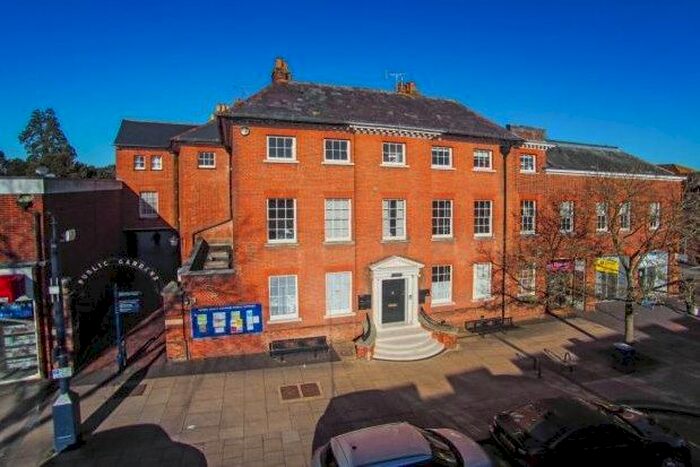 2 Bedroom Flat To Rent In High Street, Alton GU34