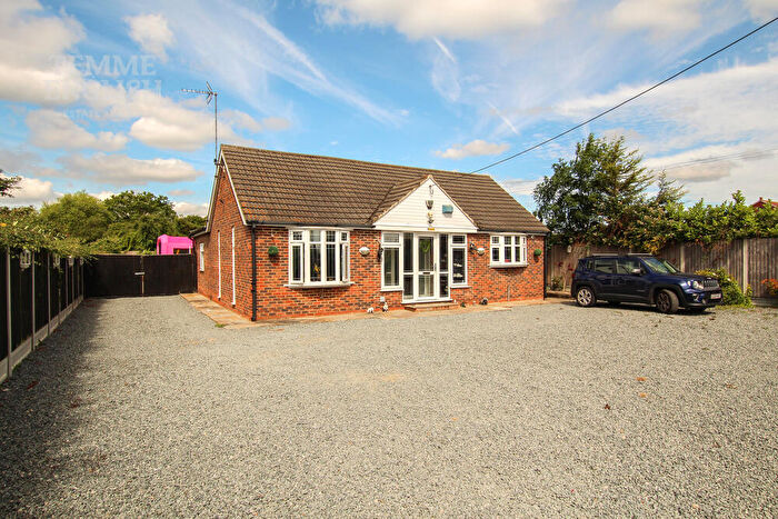 2 Bedroom Detached Bungalow For Sale In Cranfield Park Avenue, Wickford, Essex, SS12