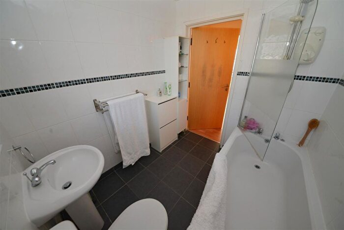 2 Bedroom Flat For Sale In Warren Street, Tenby, SA70