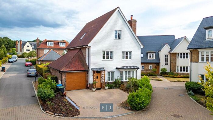 5 Bedroom Detached House For Sale In High Road, Chigwell, IG7